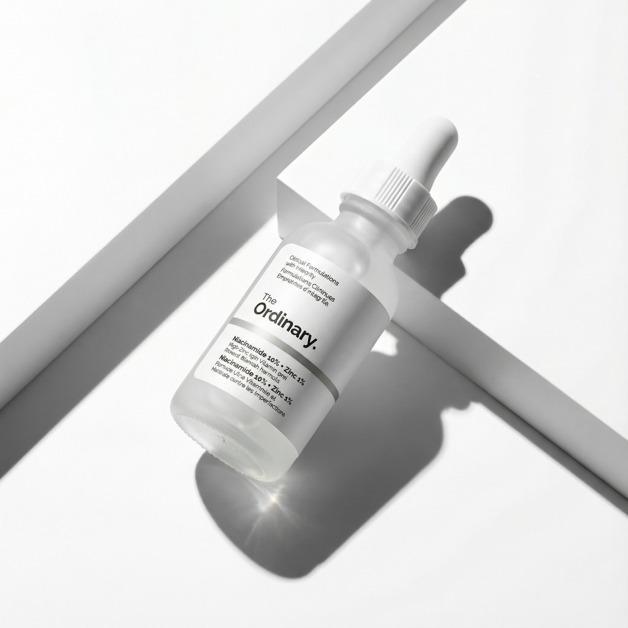 Reduza poros dilatados e brilho excessivo com zinco e niacinamida.